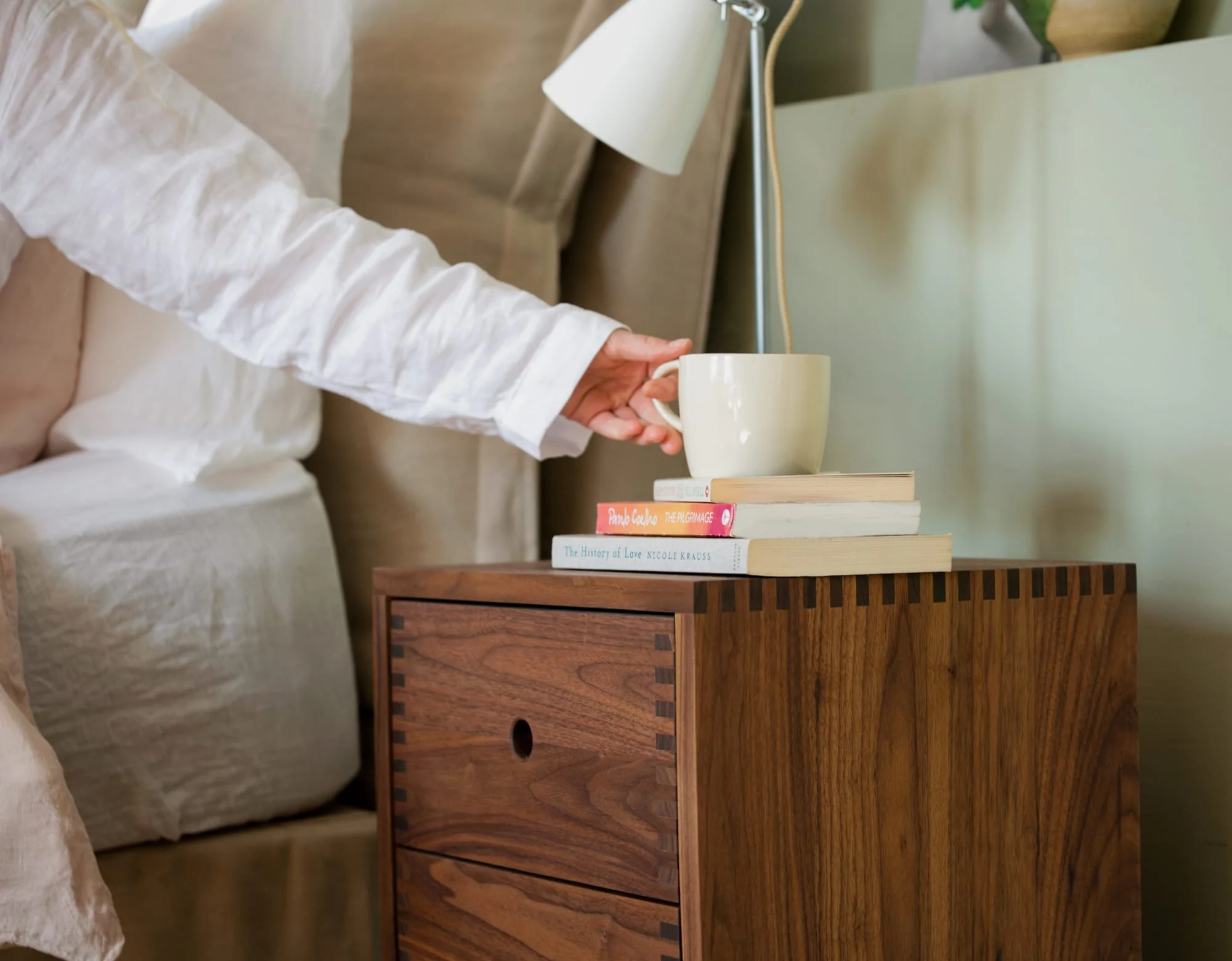 How Tall Should a Nightstand Be? 5 Expert Tips
